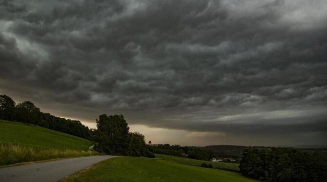Dunkle Gewitterwolken sind am Nachthimmel zu sehen Dunkle Gewitterwolken sind am Nachthimmel zu sehen