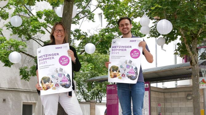 Meike Hespeler und Nicolay Dietrich von der Marketing und Tourismus GmbH präsentieren den »Metzinger Sommer«.  FOTO: WURSTER