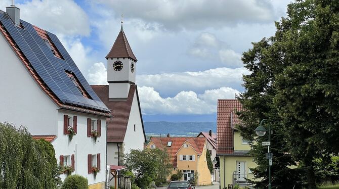 Dorf mit Aussicht: In der Ortsmitte von Dörnach bietet sich hinter der Kirche ein toller Blick auf den Albtrauf.  FOTO: KLEIN