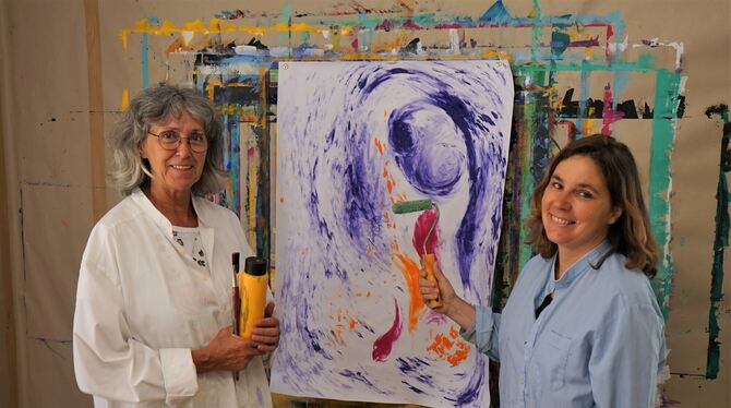 Beate Schneider (links) und Sybille Buck wollen Mössinger Jugendlichen beim Malen ihrer Gefühle helfen.  FOTO: STRAUB