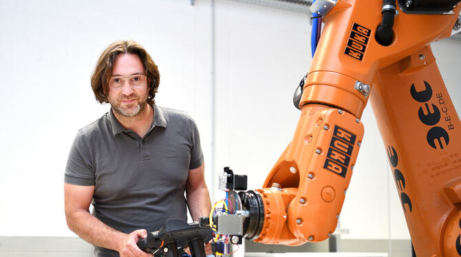 Matthias Buck an dem Schweißroboter, den er als Partnerunternehmen dem Innoport zur Verfügung gestellt hat. Der Roboter steht he