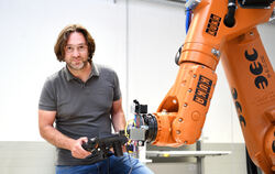 Matthias Buck an dem Schweißroboter, den er als Partnerunternehmen dem Innoport zur Verfügung gestellt hat. Der Roboter steht he