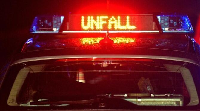 Der Schriftzug »Unfall« leuchtet auf einem Streifenwagen Der Schriftzug »Unfall« leuchtet auf einem Streifenwagen