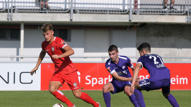 SSV Reutlingen um Tim Schwaiger (rotes Trikot) muss am ersten Spieltag beim FC Nöttingen antreten.