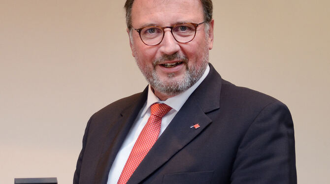 In kleiner Runde setzte sich Landrat Joachim Walter bei Kanzlerin Angela Merkel dafür ein, Schul- und Kita-Schließungen künftig