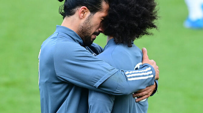 Frisuren-Trendsetter: Emre Can (links) und Leroy Sané. FOTO: GROOTHUIS/WITTERS Frisuren-Trendsetter: Emre Can (links) und Leroy Sané. FOTO: GROOTHUIS/WITTERS