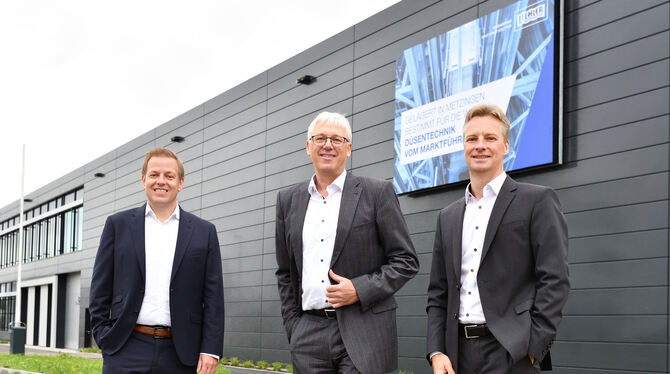 Die Geschäftsführer der Lechler GmbH vor dem neuen Logistikzentrum am Firmensitz in Metzingen (von links): Patrick Muff, Vorsitz