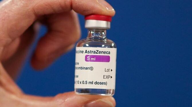 Eine Ampulle des Corona-Impfstoffs des Pharmakonzerns Astrazeneca
