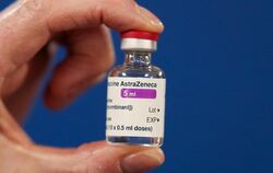 Eine Ampulle des Corona-Impfstoffs des Pharmakonzerns Astrazeneca