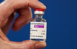 Eine Ampulle des Corona-Impfstoffs des Pharmakonzerns Astrazeneca
