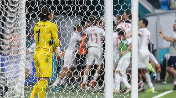 Der Schweizer Torhüter Yann Sommer (links) muss den Ball nach dem entscheidenden, von Mikel Oyarzabal verwandelten Elfmeter aus