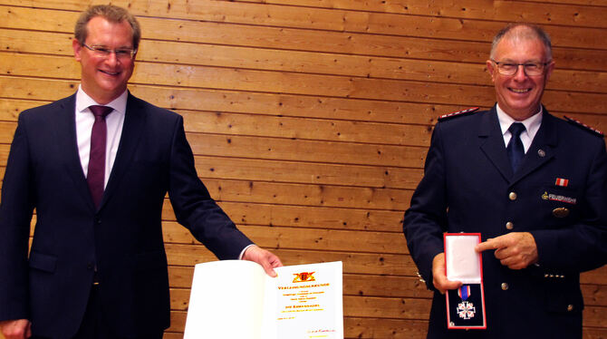Bürgermeister Mario Storz (links) überreichte dem scheidenden Kommandanten Anton Hummel das Deutsche Feuerwehr-Ehrenkreuz in Sil