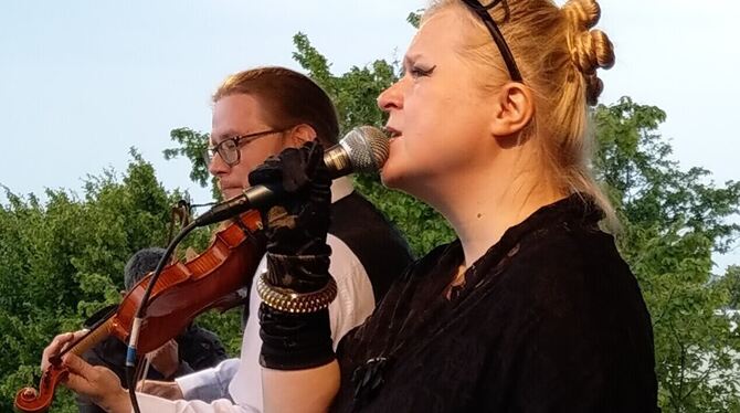 Sängerin Laura Ryhänen brachte trotz Regen mit ihrer Band Uusikuu echtes Tango-Flair nach Pliezhausen.  FOTO: BÖHM