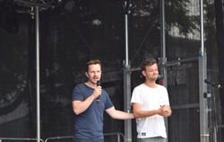 Redekunst beim Büchereifest: Poetry-Slammer Nik Salsflausen (links) und Moderator und Poetry-Slammer Marius Loy beweisen ihre Sp