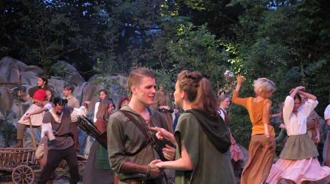 Mitten in einem Abenteuer und einer Romanze: Joannis Skempes als Robin Hood und Sarah Berner als Marian mit Ensemble.  FOTO: STR