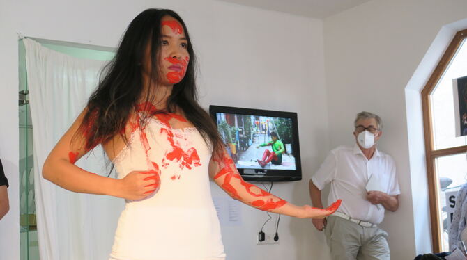 Yadanar Win in ihrer Performance gegen das Militärregime in Myanmar bei der Eröffnung der Pop-up-Galerie »Insight out« in Rotten