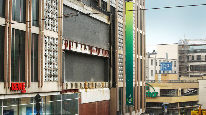 Über die Zukunft von Galeria Karstadt Kaufhof in der City und des Parkhauses (im Hintergrund) wird seit Monaten spekuliert.  FOT