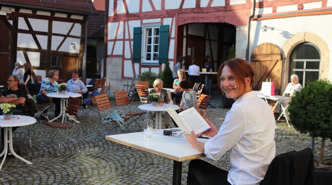 Sybille Baecker las im Gomaringer Schlosshof aus ihrem neuen Krimi.  FOTO: SCHEURER
