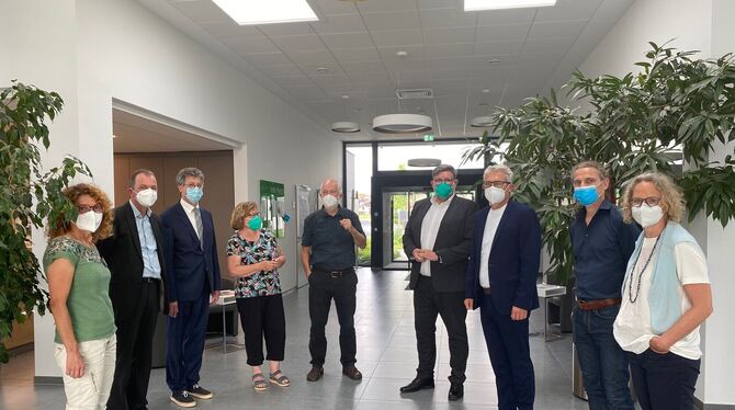Besuch im Gesundheitszentrum (von links): Petra Pasquazzo vom Pflegestützpunkt, Sozialdezernent Andreas Bauer, Johannes Schwörer
