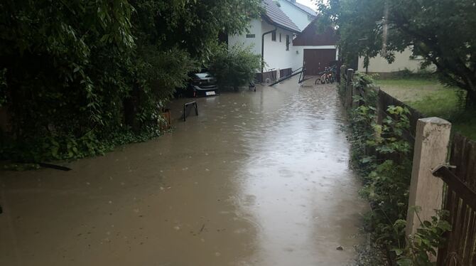 Kein Durchkommen mehr: Der Weg zum Haus der Böckles, das versetzt an der Tübinger Straße liegt, ist mit Wasser überflutet.   FOT