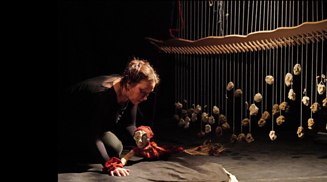 Janne Wagler in einer Szene des Figurentheaterstücks »Arachne. Wahr sagen«, mit dem das Theater Gobelin auf der  Probebühne in d