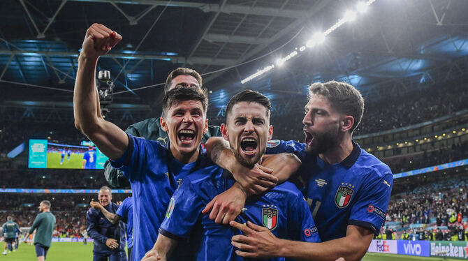 Italien feiert nach dem Sieg gegen Spanien den Einzug ins EM-Finale.  FOTO: TALLIS/DPA