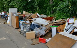 In der Stauffenbergstraße häuft sich der Müll der Anwohner. FOTO: NIETHAMMER