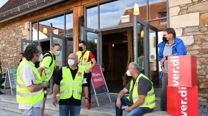 Streikende Busfahrer vor der Zehntscheuer in Betzingen. FOTOS: ZENKE Streikende Busfahrer vor der Zehntscheuer in Betzingen. FOTOS: ZENKE