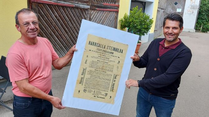 Besonderes Fundstück: Alwin Ott (links) hat ein Plakat aus dem Jahr 1907 gefunden, das über das Programm der Fasnet in Steinhilb