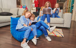 Homeoffice auf dem Sofa, Homeschooling auf dem Sessel und nebenbei die Kleinen im Kindergartenalter bespaßen: Der Corona-Lockdow