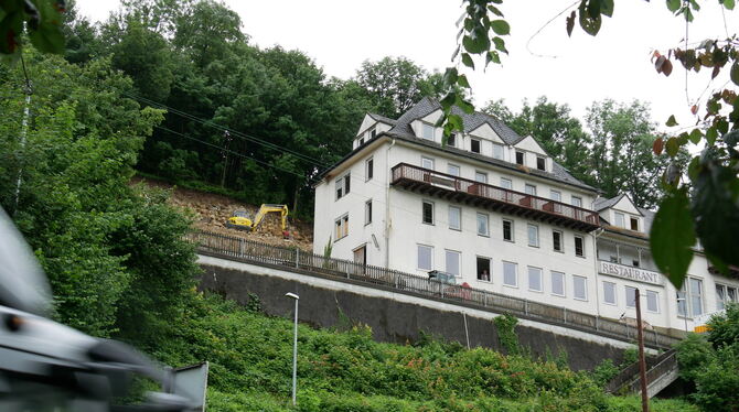 Im Hotel am Berg am Uracher Hochberg tut sich wieder was. Bauleute räumen das ehemalige Nobelhotel, im Hintergrund gräbt sich ei