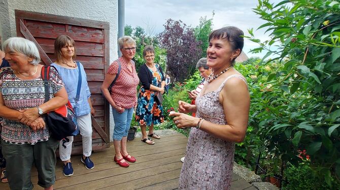 Sie liebt Rosen, Buchs und Stauden: Pia Münch (rechts) führt durch ihr Gartenparadies.  FOTOS: FISCHER