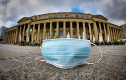 Eine Maske liegt auf dem Boden.