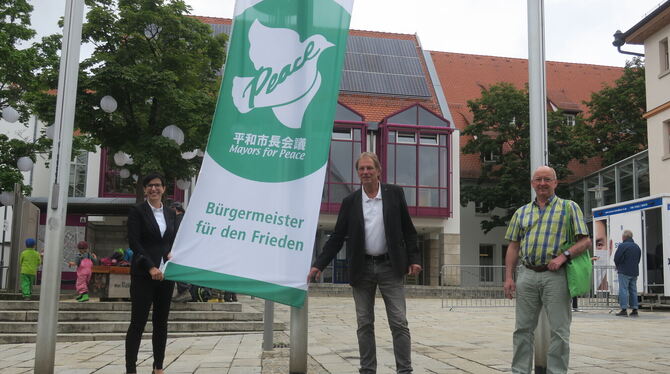 Die Friedensfahne, ein Zeichen für die Hoffnung auf Frieden und atomare Abrüstung weltweit, wird vor dem Metzinger Rathaus gehis