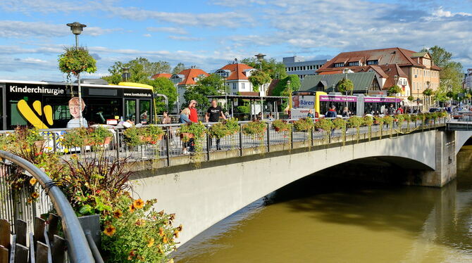 Noch fahren Busse über die Neckarbrücke: Für die Stadtbahn müsste sie abgebrochen und durch eine stabilere Konstruktion ersetzt
