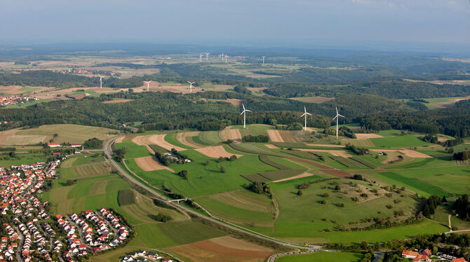 Die sechs Windräder im Vordergrund (bei den Münsinger Stadtteilen Auingen und Böttingen) sind bislang die einzigen im Landkreis