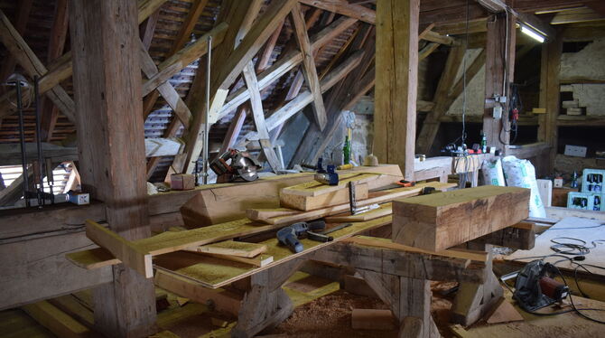 Der Dachboden der Kusterdinger Marienkirche gleicht derzeit einer Werkstatt. FOTOS: STÖHR