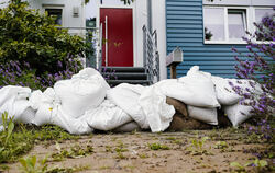 Wenn das Wasser die Kellertreppe herunterläuft, ist alles zu spät: Prävention heißt das Gebot der Stunde. Passgerechte Aluwände