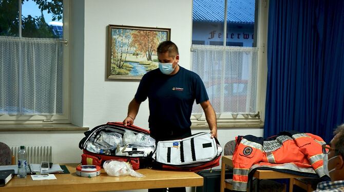 Paco Lieb zeigte den Bezirksgemeinderäten die Ausstattung des Notfallrucksacks, den die Helfer vor Ort bei sich haben.  FOTO: LE