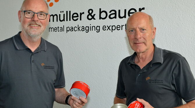 Der langjährige Geschäftsführer Richard Hönes (rechts) und sein neuer Geschäftsführer-Kollege Thomas Ostkamp präsentieren eine n