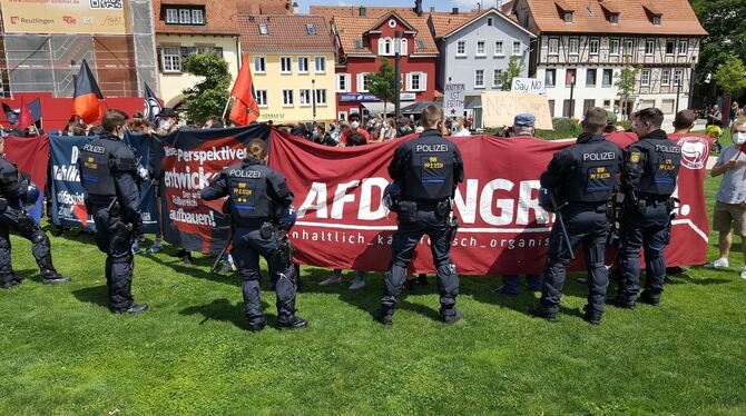Polizei und ROSA-Demonstranten vorm Tübinger Tor.  FOTO: GLITZ