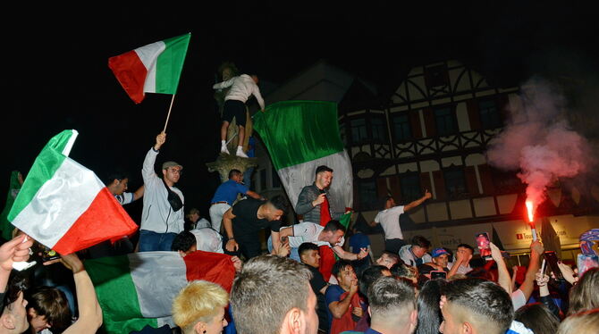 Italienische Fans feiern den EM-Titel ihrer Mannschaft auf dem Marktplatz in Reutlingen.