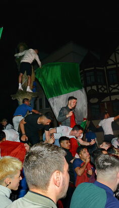 Italienische Fans feiern den EM-Titel ihrer Mannschaft auf dem Marktplatz in Reutlingen.