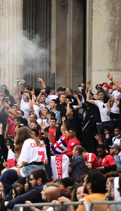Das Ende der Zurückhaltung: Fans am Trafalgar Square. FOTO: SALCI/DPA