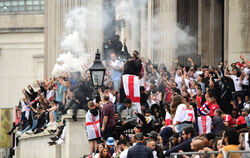 Das Ende der Zurückhaltung: Fans am Trafalgar Square. FOTO: SALCI/DPA