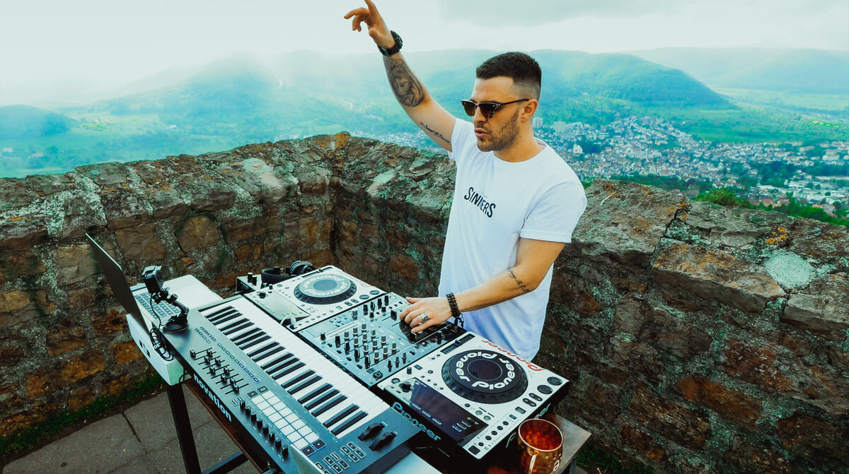 Dieser DJ hat live auf der Achalm aufgelegt und einen Clip dazu gedreht