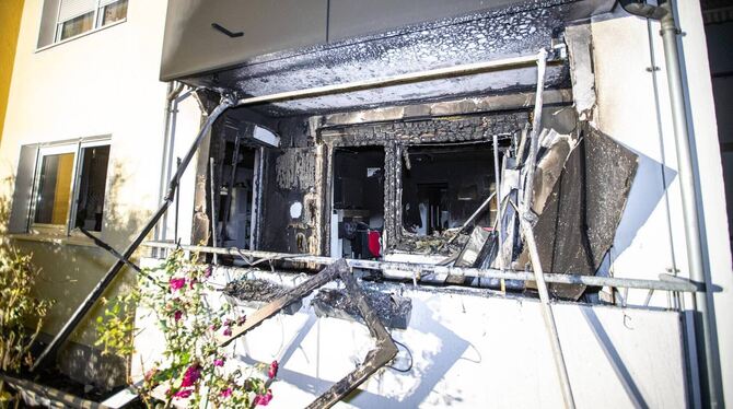 Die Wohnung brannte komplett aus. Es entstand ein geschätzter Schaden in Höhe von 100.000 Euro.