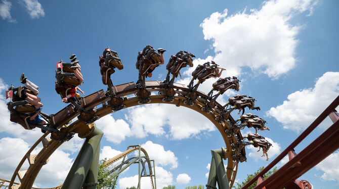 Durch die Luft gewirbelt: Freizeitparks halten für Besitzer eines Landesfamilienpasses Vergünstigungen bereit. FOTO: MURAT/DPA