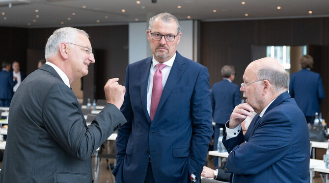 Angeregte Diskussion: Sparkassen-Chef Peter Schneider, Arbeitgeber-Präsident Rainer Dulger und Verleger-Präsident Valdo Lehari j