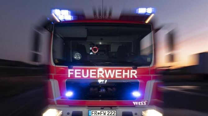 Feuerwehrfahrzeug im Sonnenuntergang